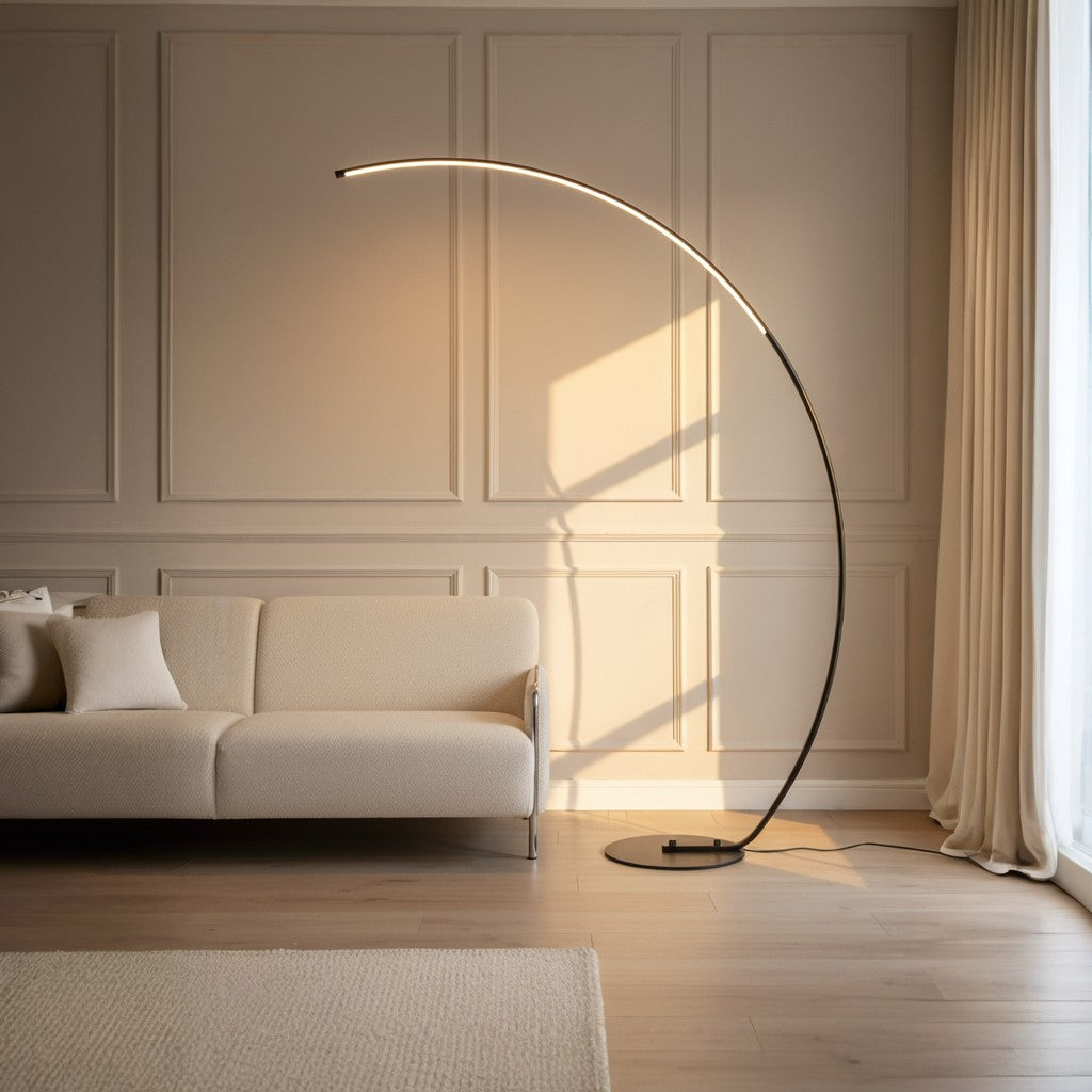 Dimmbare Stehlampe als flexible Beleuchtung für Wohnzimmer und Leseecke