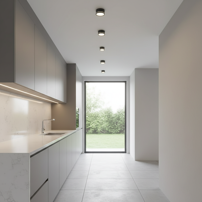 Runde Deckenleuchte mit umlaufendem Lichtband und klarer Linienführung
